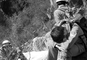 消防人員結(jié)束救援后在山下休息。前日,39名師生被困房山區(qū)貓耳山。本報記者 王貴彬 攝 消防人員結(jié)束救援后在山下休息。前日,39名師生被困房山區(qū)貓耳山。本報記者 王貴彬 攝