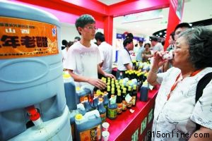 7月20日,北京,山西商品大集在國(guó)瑞城開張,醋產(chǎn)品受到北京市民歡迎。資料圖片