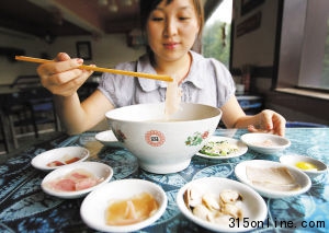 就是過(guò)橋米線里的這種肉片引起了熱議