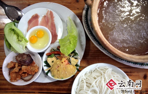 過(guò)橋米線上桌,濃湯還在沸騰。(資料圖) 翟劍 攝