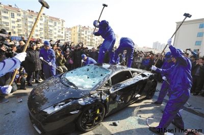 2011年3月15日,在青島一建材燈具城門口,一名車主不滿品牌商服務(wù),將問題跑車當(dāng)眾砸毀。魯友 攝