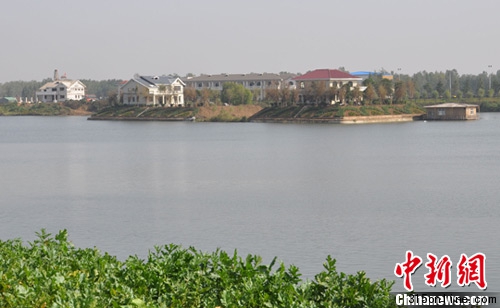 河南許昌縣一水庫(kù)區(qū)違規(guī)建別墅多部門相互推諉