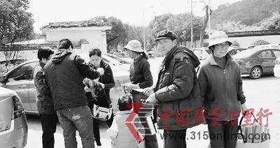 蘇州石湖景區(qū)停車場(chǎng)有人無(wú)證收費(fèi)開假票糊弄車主