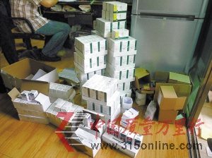下圖:警方現(xiàn)場查獲假藥37795粒,涉案金額約4700萬元。 下圖:警方現(xiàn)場查獲假藥37795粒,涉案金額約4700萬元。