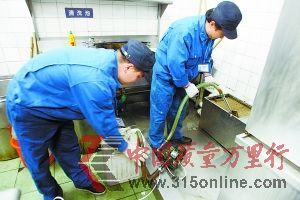 老崔和小顧佩戴胸牌穿著統(tǒng)一的藍色工服 老崔和小顧佩戴胸牌穿著統(tǒng)一的藍色工服