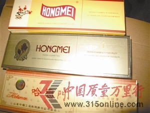 執(zhí)法人員在現(xiàn)場(chǎng)查獲假煙。 執(zhí)法人員在現(xiàn)場(chǎng)查獲假煙。