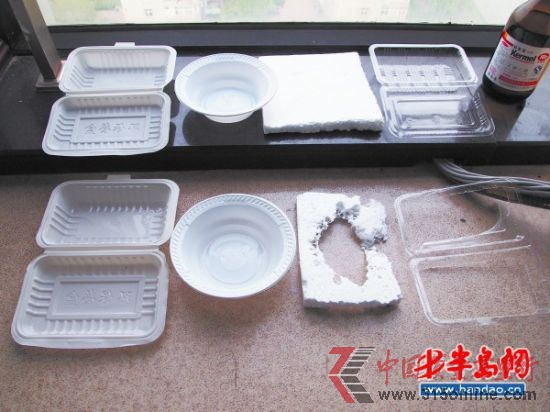 通過實驗發(fā)現(xiàn),倒入乙酸乙酯后,PP一次性塑料飯盒、無標(biāo)識一次性塑料碗 、發(fā)泡塑料板、PS一次性塑料透明飯盒(從左至右)分別出現(xiàn)了底部變軟變薄、物理扭曲 、被燒穿、底部溶化現(xiàn)象。 通過實驗發(fā)現(xiàn),倒入乙酸乙酯后,PP一次性塑料飯盒、無標(biāo)識一次性塑料碗 、發(fā)泡塑料板、PS一次性塑料透明飯盒(從左至右)分別出現(xiàn)了底部變軟變薄、物理扭曲 、被燒穿、底部溶化現(xiàn)象。