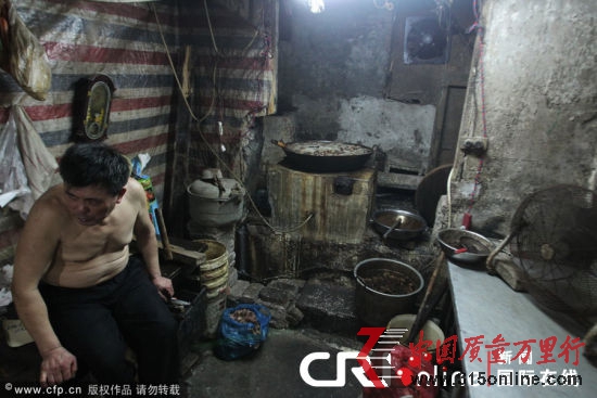 2012年7月27日,重慶市質(zhì)監(jiān)執(zhí)法部門查獲一個無證加工牛油黑作坊。