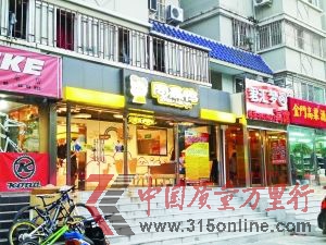 鹵西西紅黃相間的配色方案和小男孩頭像的商標還是讓人聯(lián)想到以前的周黑鴨。