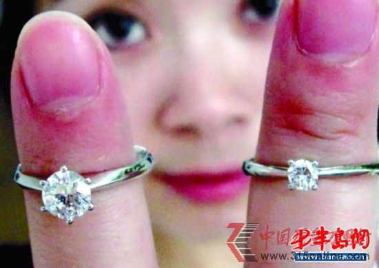 市民劉小姐花了1萬元錢定制的一枚半克拉鉆戒(左),比她在商場(chǎng)里用1萬多元買的鉆戒,個(gè)頭大了一倍多。 市民劉小姐花了1萬元錢定制的一枚半克拉鉆戒(左),比她在商場(chǎng)里用1萬多元買的鉆戒,個(gè)頭大了一倍多。