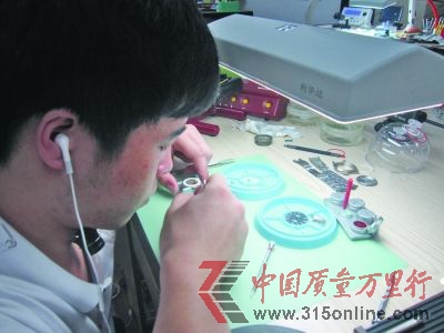手表維修是個(gè)精細(xì)活,目前價(jià)格完全放開(kāi),完全由市場(chǎng)決定。 手表維修是個(gè)精細(xì)活,目前價(jià)格完全放開(kāi),完全由市場(chǎng)決定。