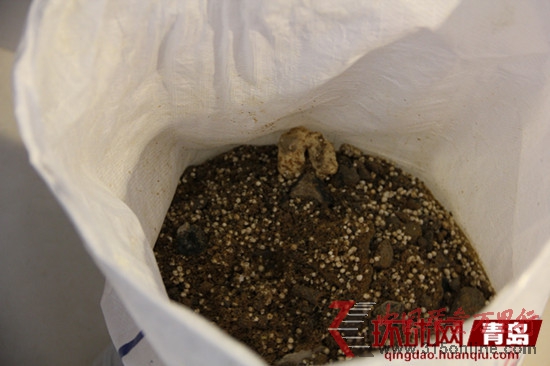青島萬(wàn)科城管道井內(nèi)挖出的沙子非常潮濕 青島萬(wàn)科城管道井內(nèi)挖出的沙子非常潮濕
