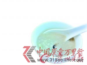 四星級(jí)酒店的粥里吃出“小強(qiáng)”。(受訪者供圖) 四星級(jí)酒店的粥里吃出“小強(qiáng)”。(受訪者供圖)