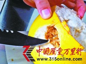 圖為家樂(lè)福買(mǎi)到的長(zhǎng)蛆柚子。重慶晨報(bào)記者 許恢毅 攝