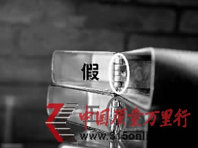 正品Zippo的鉸鏈上下卡片連接處,都有一條虛線,當(dāng)合蓋時(shí),上下2條虛線就會連成一條直線,假機(jī)則做不出來。 正品Zippo的鉸鏈上下卡片連接處,都有一條虛線,當(dāng)合蓋時(shí),上下2條虛線就會連成一條直線,假機(jī)則做不出來。
