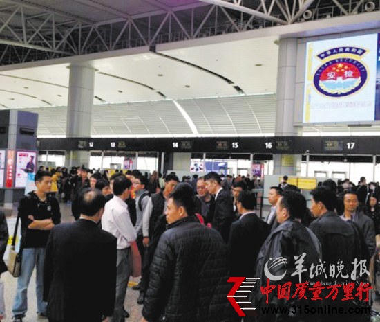 航班延誤五小時南航不解釋上百旅客情緒激動